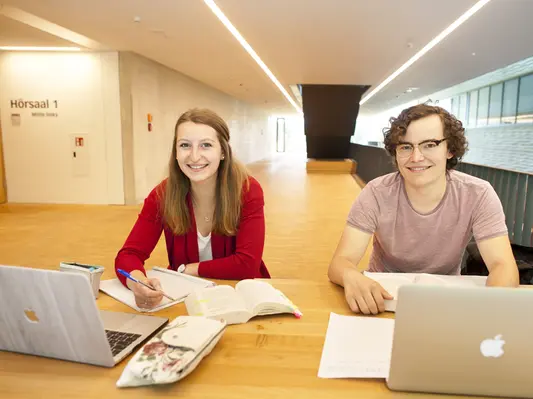 Studierende mit Laptop im KIZ