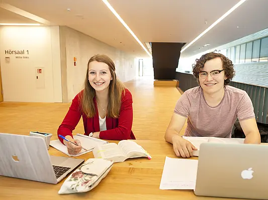 Studierende mit Laptop im KIZ