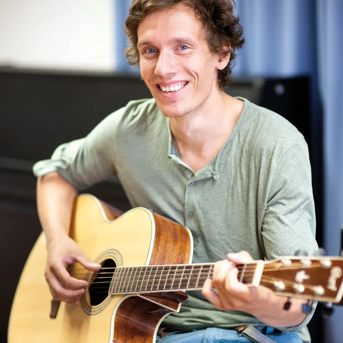 Student mit der Gitarre an der Uni Erfurt