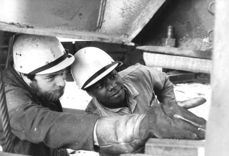 Welzow, Vertragsarbeiter aus Mosambik (1984) © Wikimedia Commons, Bundesarchiv, Bild 183-1984-0712-010 / Rainer Weisflog / CC-BY-SA 3.0 