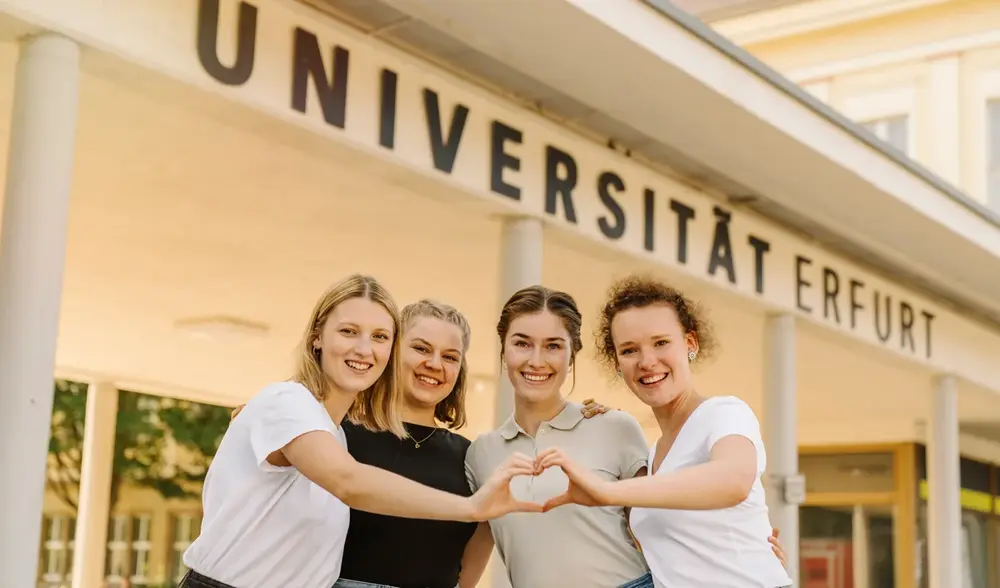 Studierende vor dem Haupteingang der Uni Erfurt
