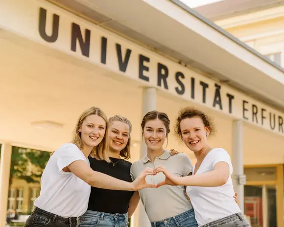 Studierende vor dem Haupteingang der Uni Erfurt