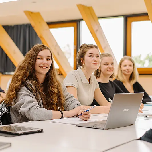 Studierende im Seminar