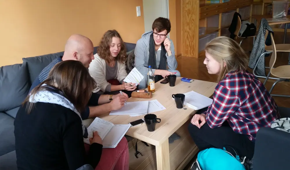 Vier Studierende des STUFU Nachhaltigkeit und Marcus Berger planen gemeinsam ein Außengelände der Lernwerkstatt