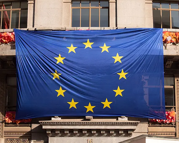 Europaflagge an Hauswand
