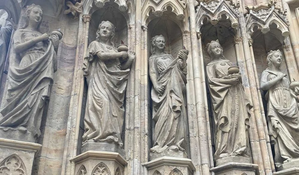Kirchenfassade mit weiblichen Statuen
