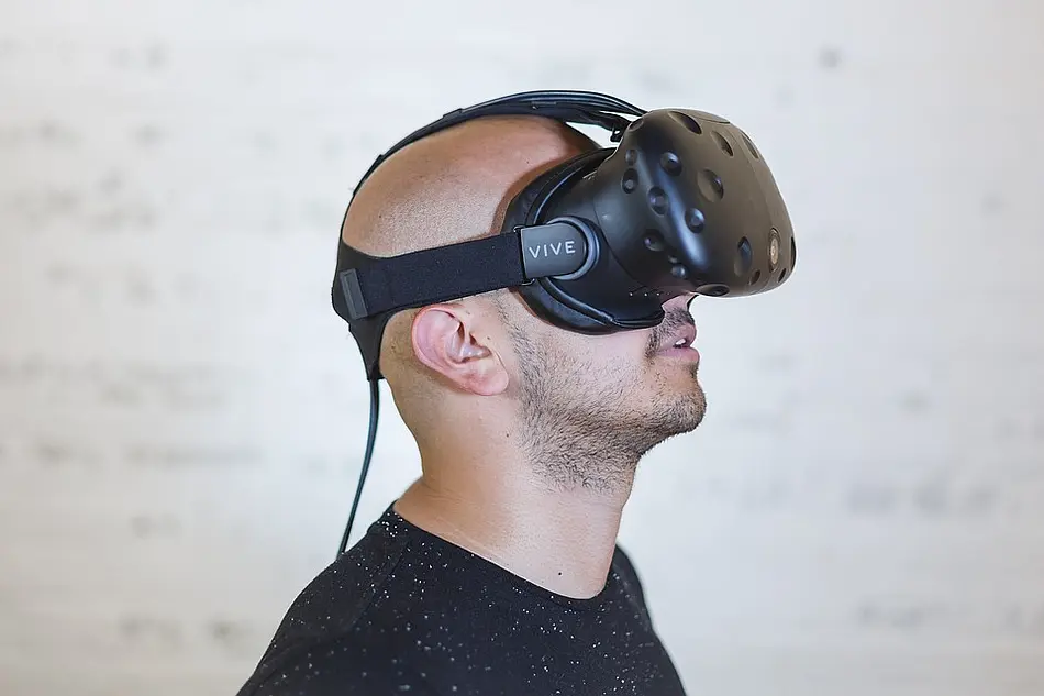 Mann mit VR-Brille