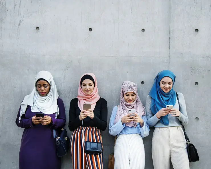 Frauen mit Kopftuch und Smartphone