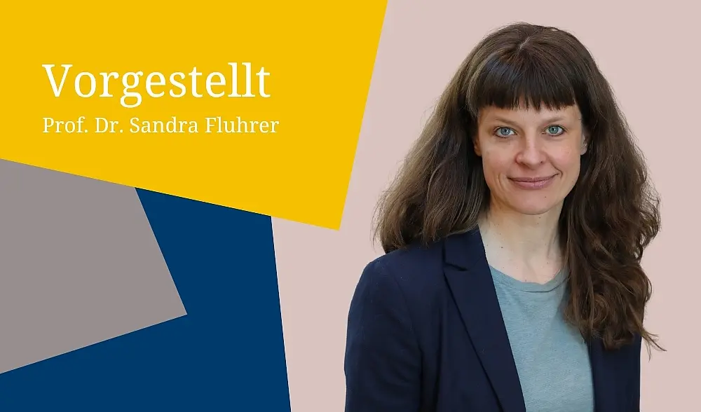 Vorgestellt: Prof. Dr. Sandra Fluhrer, bunte Kacheln und Porträtbild lange dunkle Haare, lächelnd, dunkelblaues Jackett
