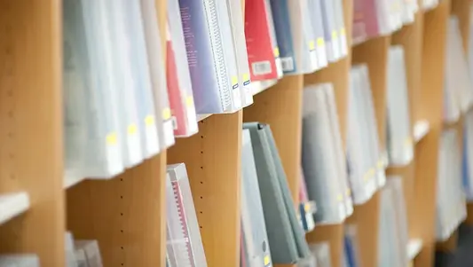 Zeitschriftenregale in der Universitätsbibliothek der Universität Erfurt