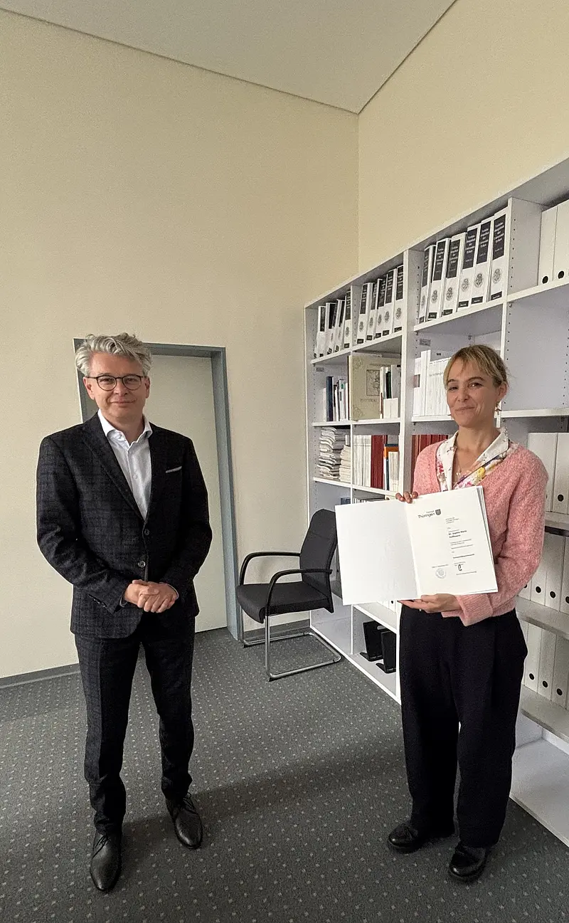 Sophia Hoffmann erhält Ernennungsurkunde Andre Brodocz