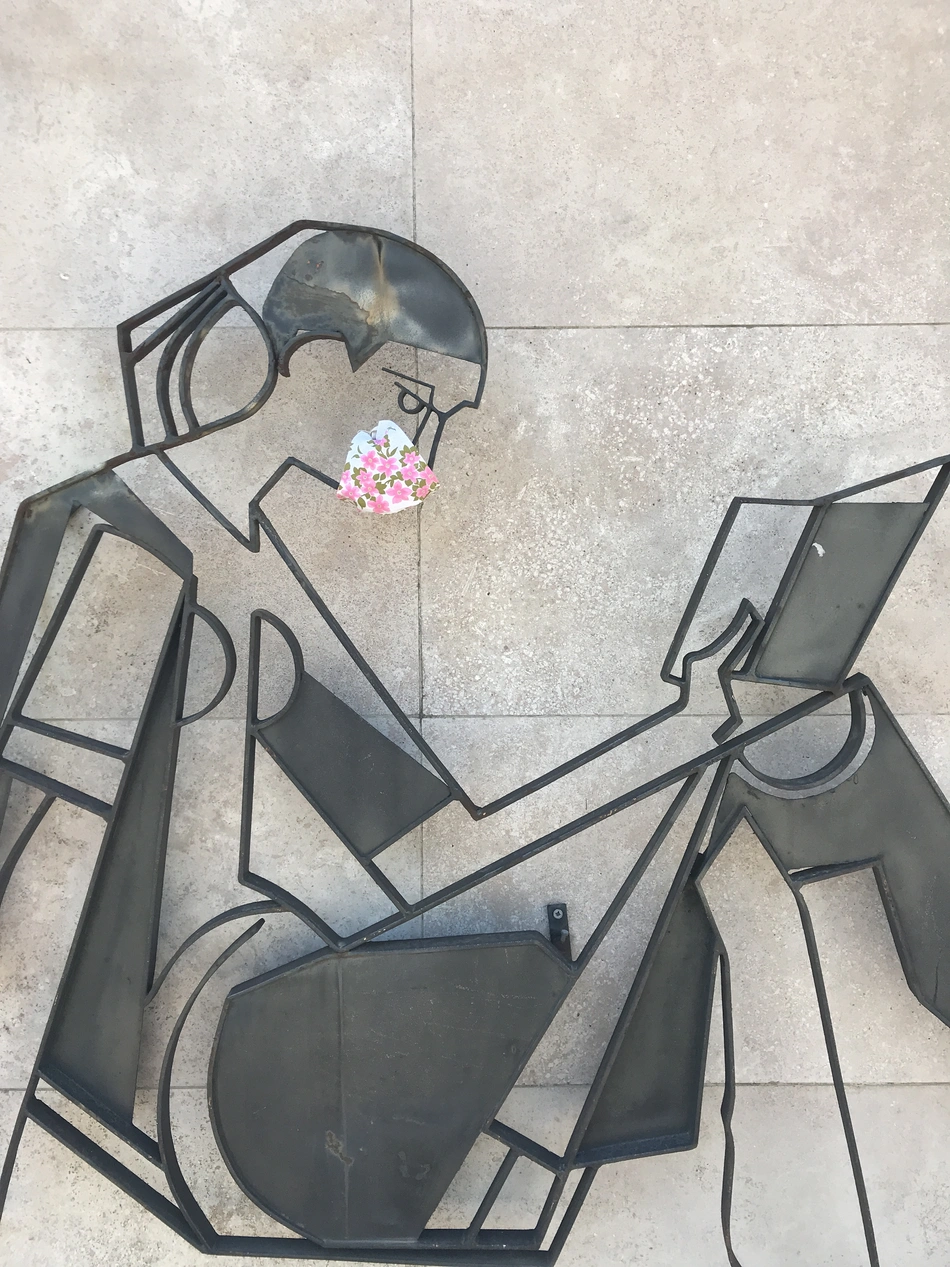 [Translate to English:] Skulptur im Eingangsbereich der Uni Erfurt mit_Schutzmaske