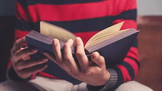 Student mit Bibel in der Hand