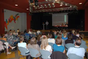 Studierende nehmen an einem Fachgespräch im Rahmen des Festivals GOLDENER SPATZ teil.
