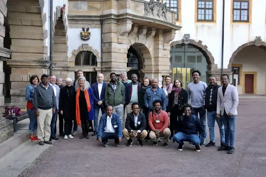 Gerda Henkel Tagung 2023 Gruppenfoto der Teilnehmenden auf dem Schlosshof