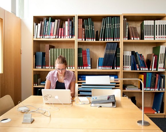 Eine Studentin arbeitet an einem Arbeitsplatz in der Universitätsbibliothek der Universität Erfurt