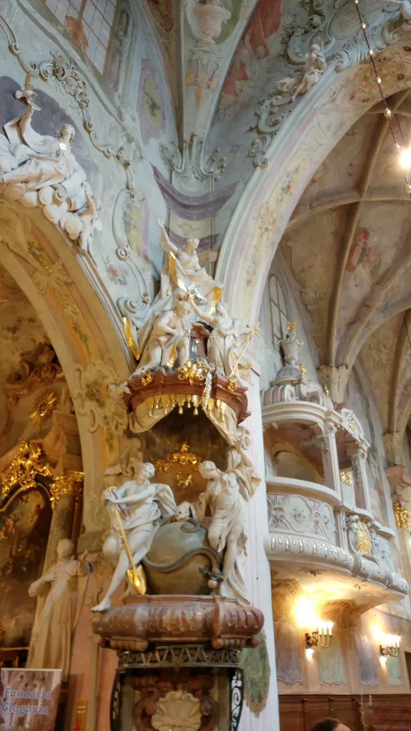 Blick auf die berühmten Sebastiani-Fresken der Pfarrkirche Oberglogau 