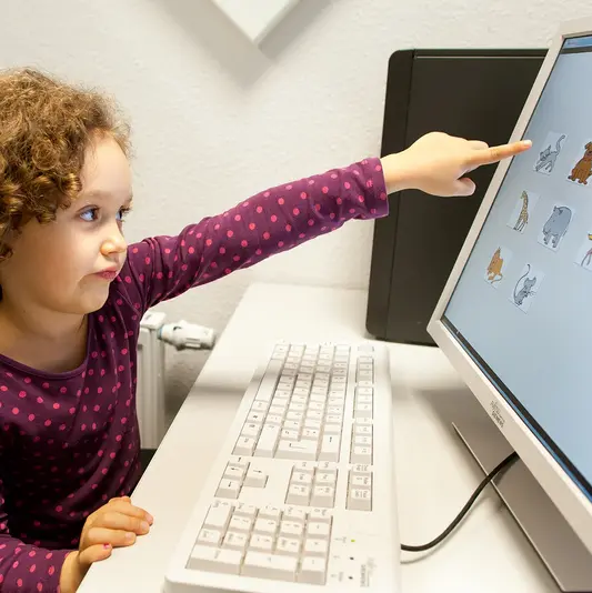 Kind macht Test am PC im ErfurtLab