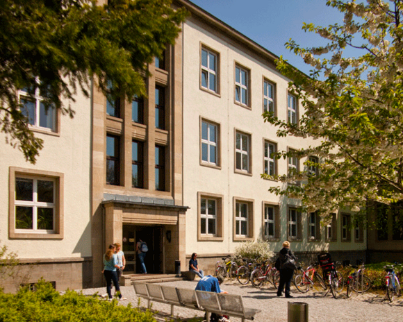 Eingang zum Lehrgebäude 1 auf dem Campus der Universität Erfurt