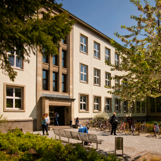Eingang zum Lehrgebäude 1 auf dem Campus der Universität Erfurt