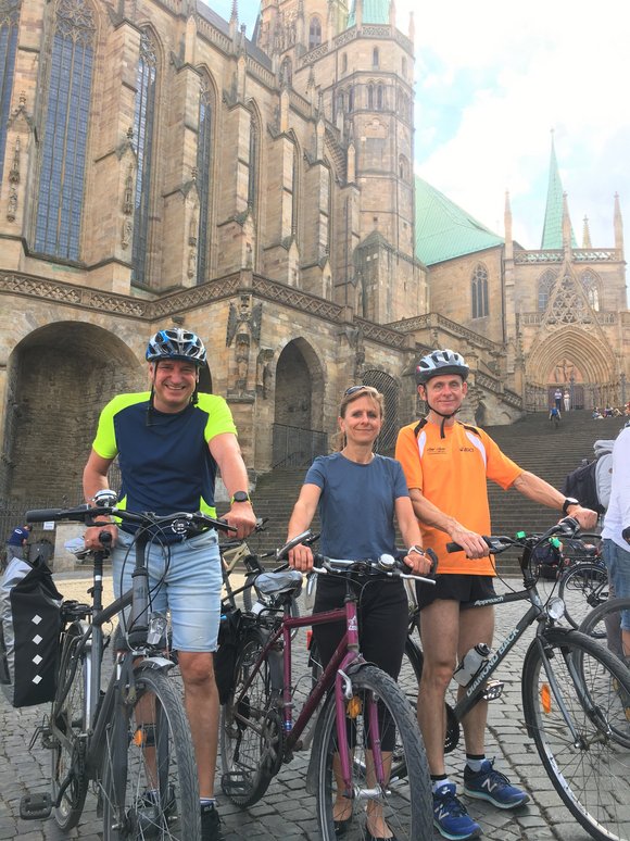 Jens Panse, Babette Udhardt und Frank Becker auf Rädern vor dem Dom