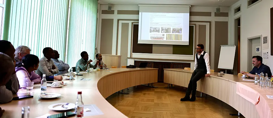 Thomas Heller im Gespräch mit der Delegation der Mekelle University (Äthiopien)