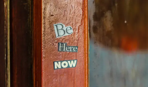 Schriftzug "Be here now"