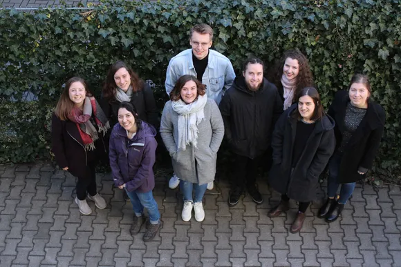 Gruppenbild der KJM-Studierenden, die als Medienmentor*innen am Projekt "Aktiv mit Medien - Medienmentor*innen für Senior*innen" teilnehmen