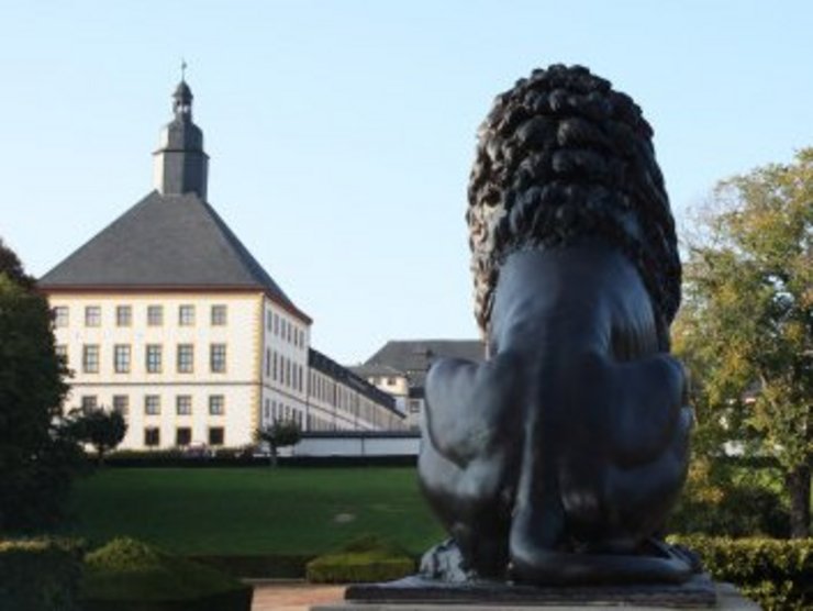 Eine Löwenstatue vor Schloss Friedenstein in Gotha