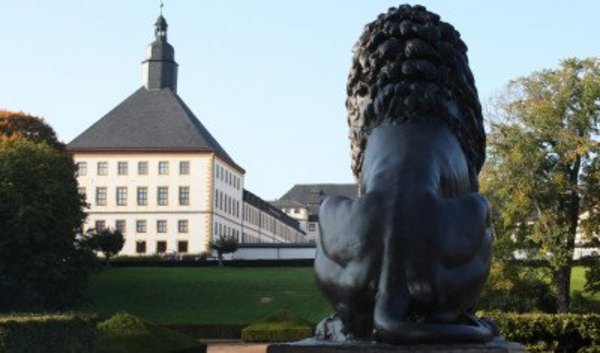 Eine Löwenstatue vor Schloss Friedenstein in Gotha