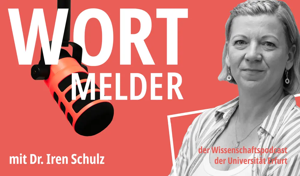 Bildkollage mit einem schwarz-weiß-Foto von Dr. Iren Schulz, roter Hintergrund, Wortmelder in Kapitälchen, der Wissenschaftspodcast der Universität Erfurt