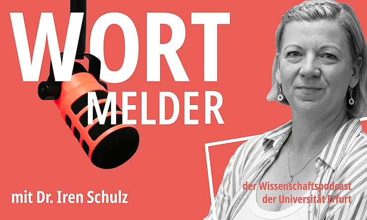Bildkollage mit einem schwarz-weiß-Foto von Dr. Iren Schulz, roter Hintergrund, Wortmelder in Kapitälchen, der Wissenschaftspodcast der Universität Erfurt