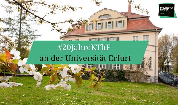 Ein Bild der Villa Martin im Frühling mit dem Schriftzug #20JahreKThF an der Universität Erfurt