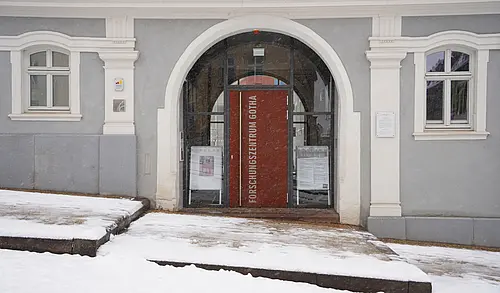 Eingangstür des FZG im Schnee