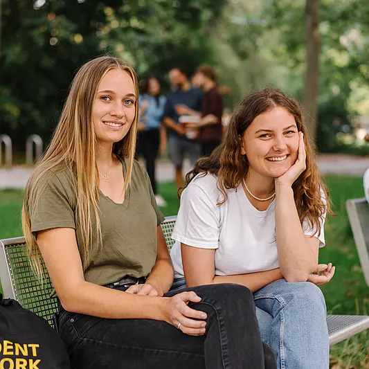 Studentinnen auf dem Campus