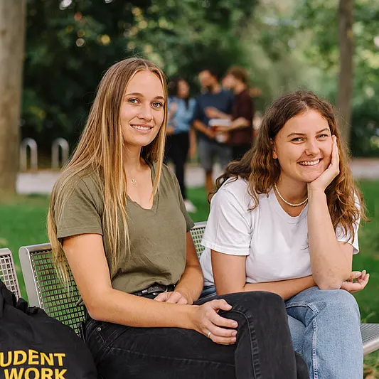 Studentinnen auf dem Campus