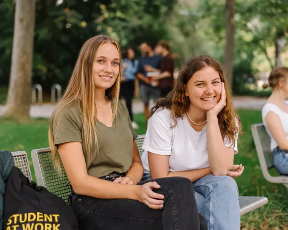 Studentinnen auf dem Campus
