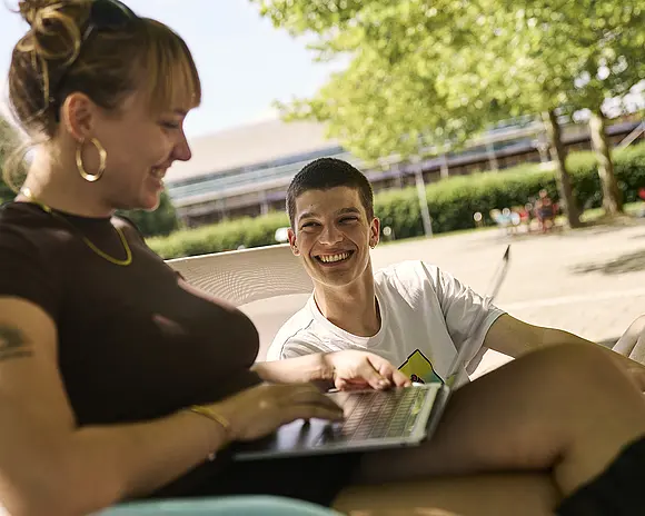 Studierende im Campus-Cafe Hilge