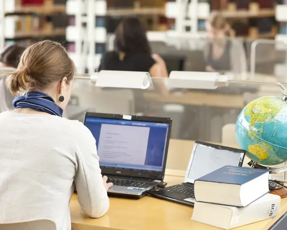 Eine Studentin arbeitet am Laptop