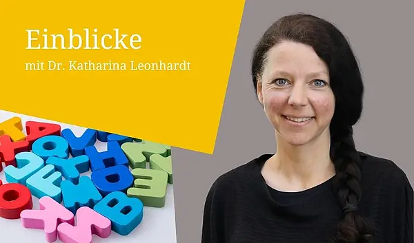 Porträtfoto Dr. Katharina Leonhardt, dunkle lange Haare, dunkles Top, lächelnd, links Buchstaben und Schriftzug Einblicke 