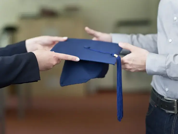 Ein Dokturhut wird überreicht