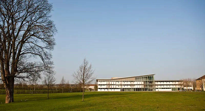 Zwischen Bibliothek und KIZ wird die Uni Erfurt bis 2021 einen neuen Forschungsbau errichten.