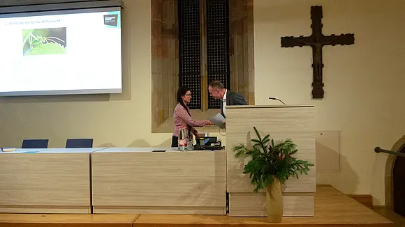 Prof. Dr. Baumgart überreicht Dr. habil. Cornelia Aßmann ihre Habilitatsionsurkunde