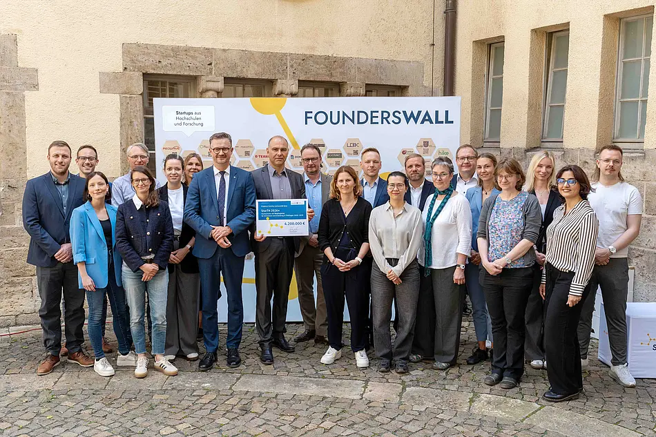 Gruppenbild von der Fördermittelübergabe an das StarTH