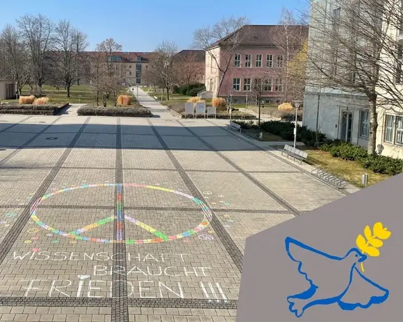 Kreideschrift auf dem Campus "Wissenshcaft braucht Frieden"