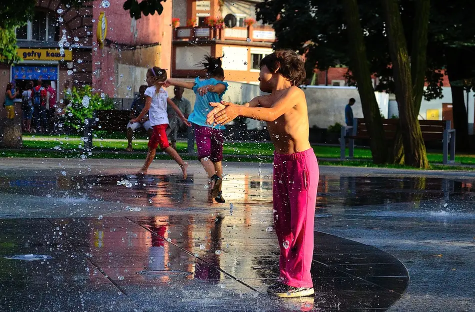 Kind am Brunnen
