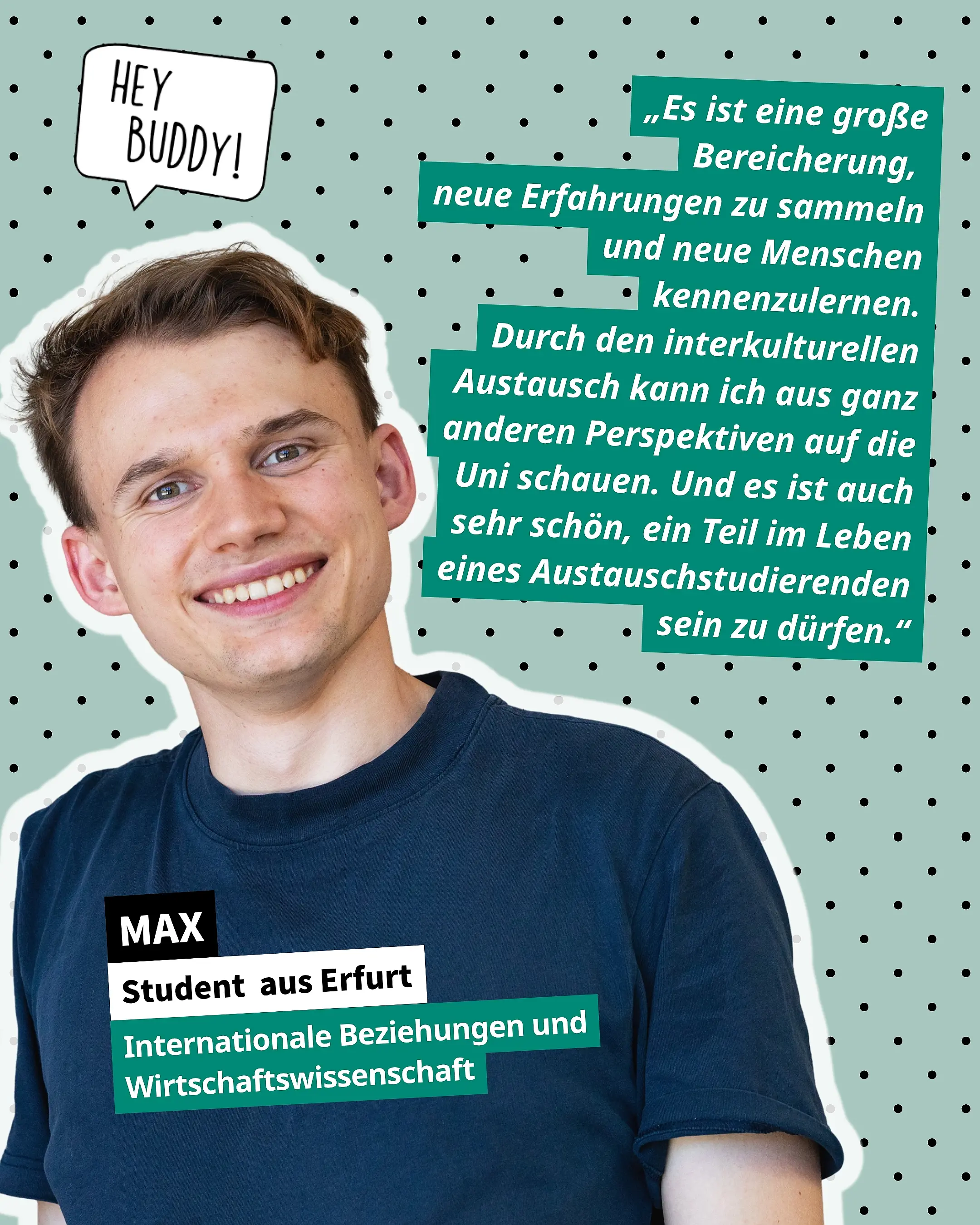 Junger Mann mit kurzem braunem Haar und blauem T-Shirt vor hellblauem Hintergrund mit schwarzen Punkten, lächelnd, neben ihm Zitat in grünen Textfeldern und Sprechblase mit 'HEY BUDDY!'