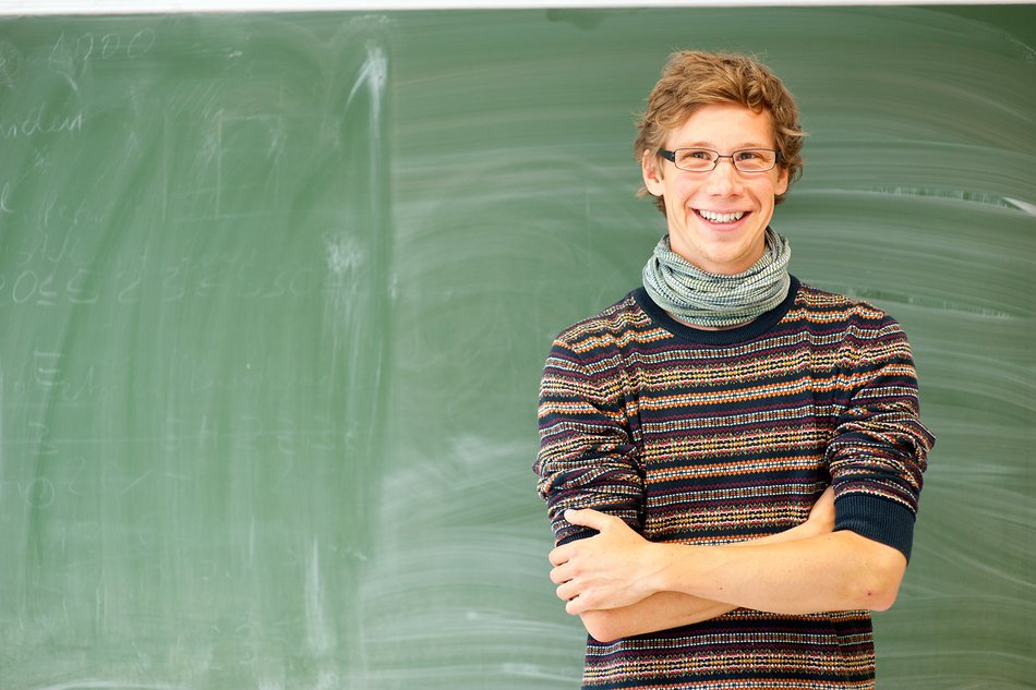Ein Student steht vor einer Tafel, Universität Erfurt