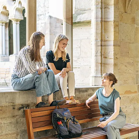 Studierende im Kreuzgang