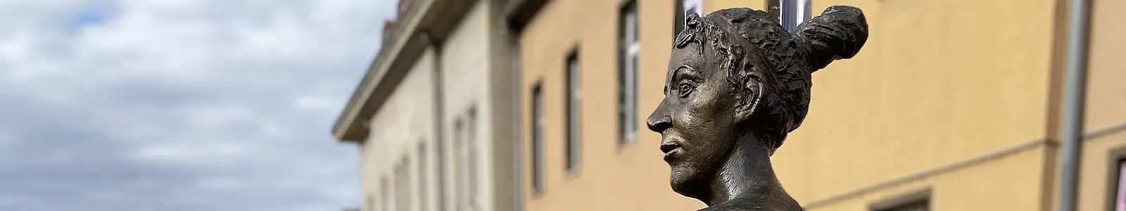 Ausschnitt der Gothaer Luise-Statue am Schloßberg, in die Stadt blickend